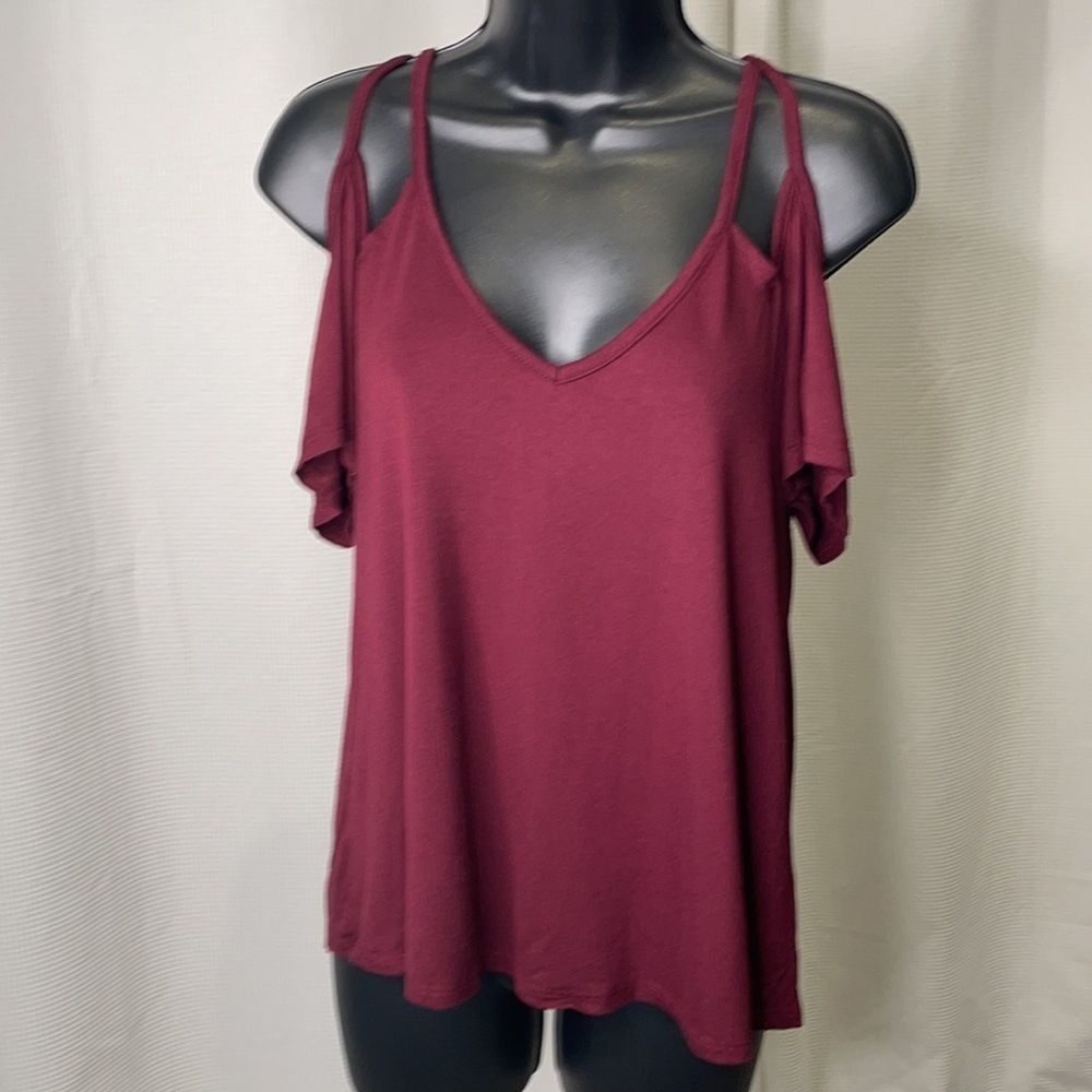 Socialite women’s cutout shoulder top size small